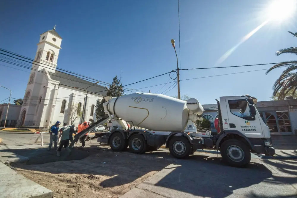 Trabajos de bacheo en la zona de la rotonda del IPV (2)