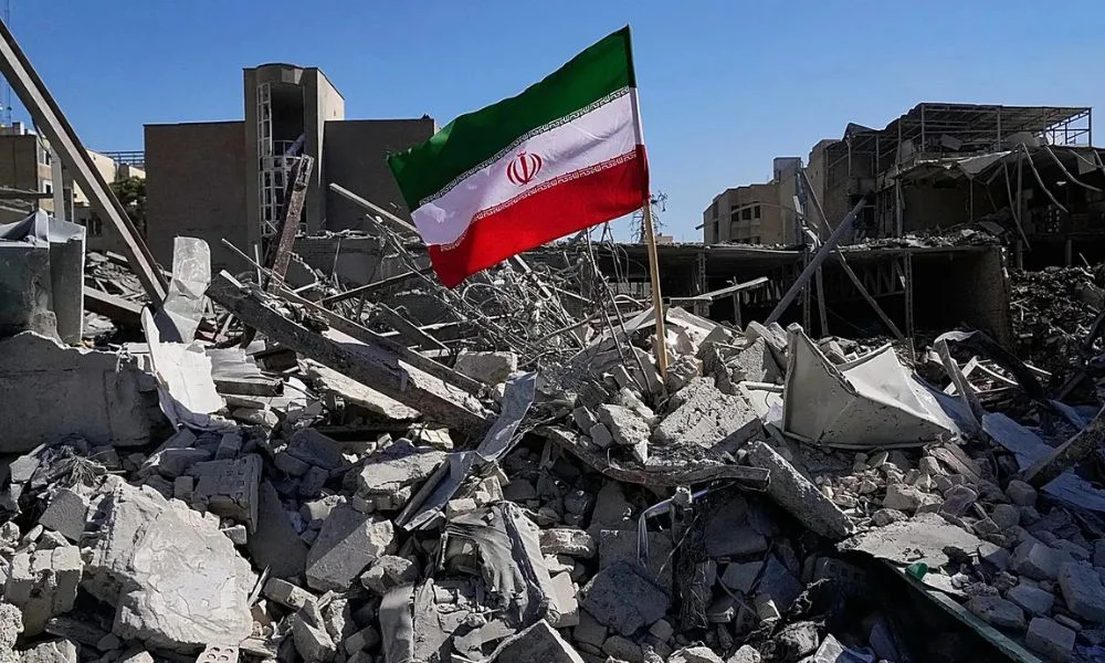 Bandera de Irán sobre los escombros. Foto AP Photo/Euronews