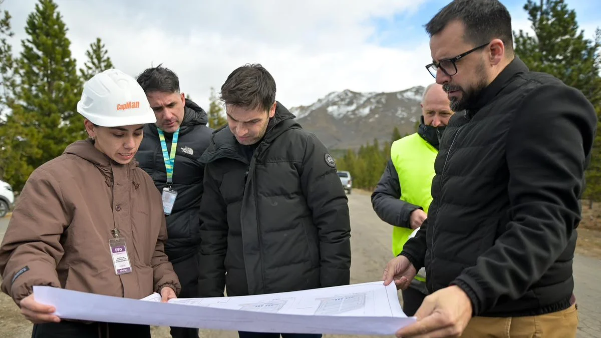 Recorrida del gobernador por la obra del Aeropuerto de Esquel