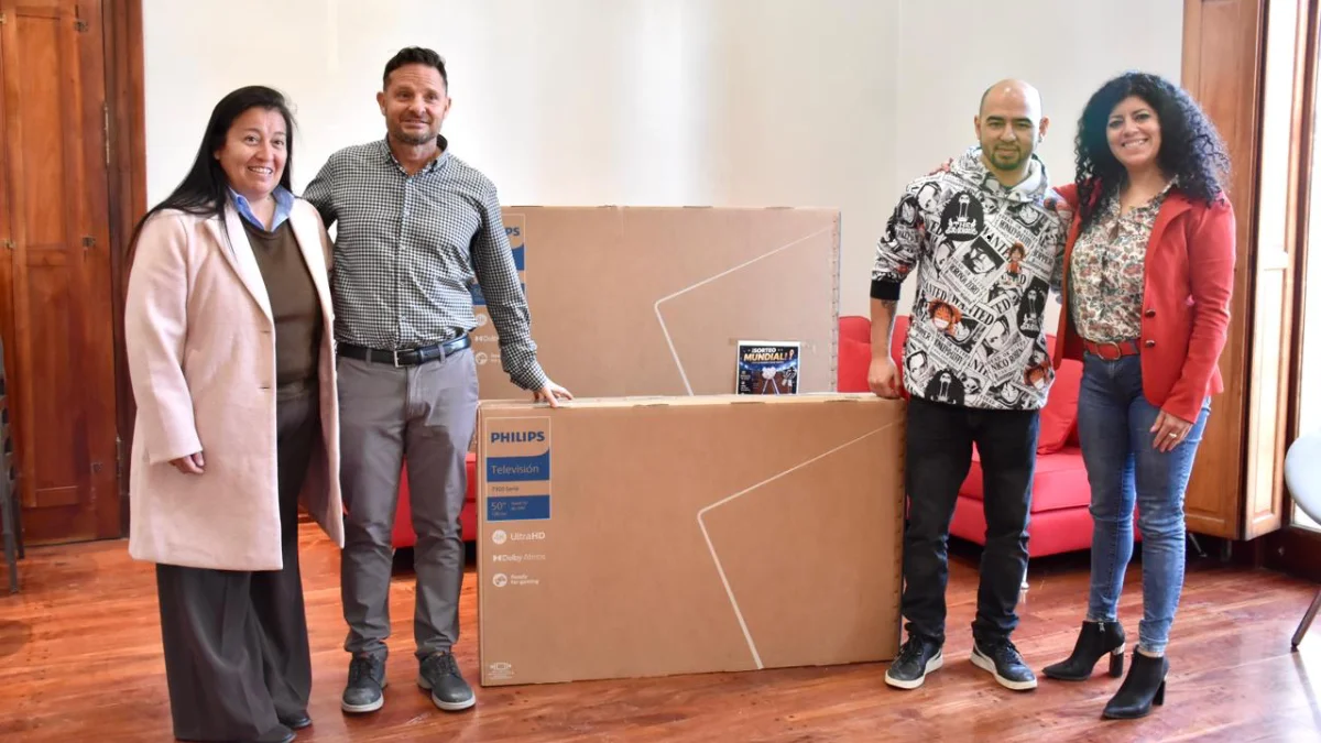 El Municipio de Trelew premió a contribuyentes que están al día con 3 Smart TV