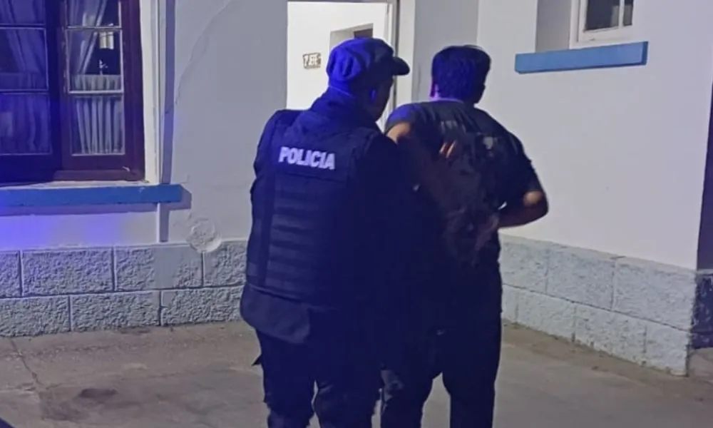 Dañó una vivienda y amenazó al dueño con un cuchillo en Comodoro Rivadavia