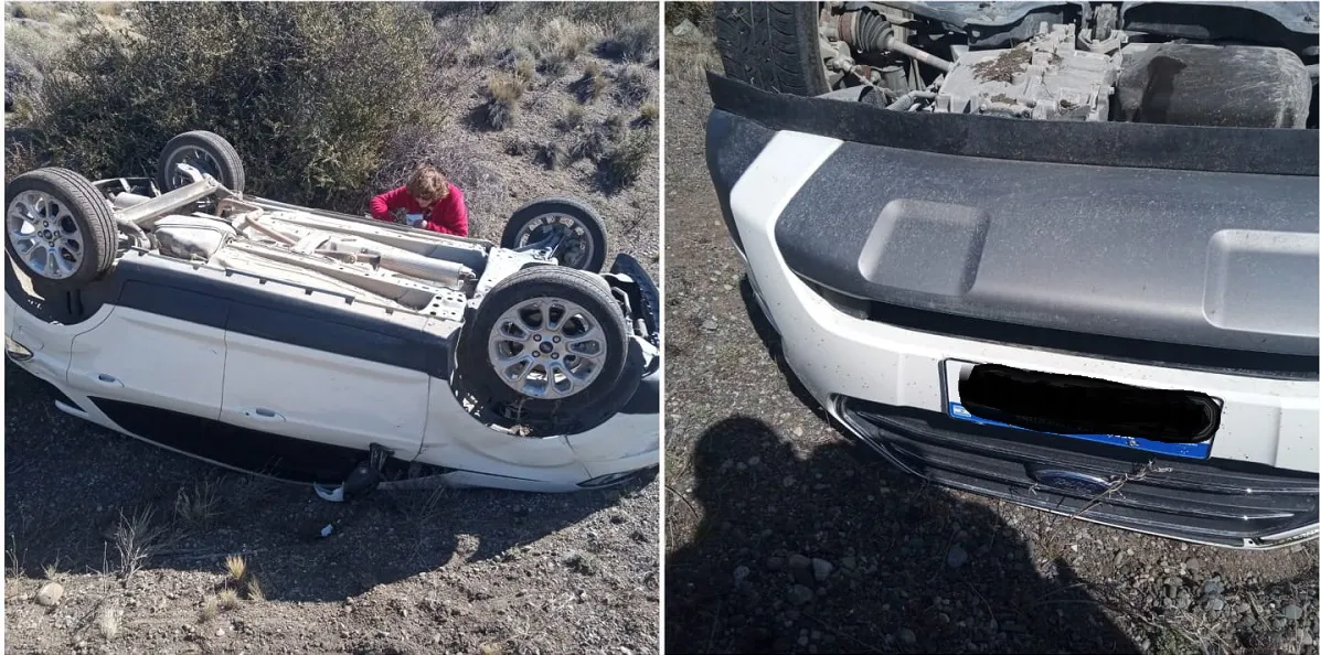 automóvil volcado en la banquina