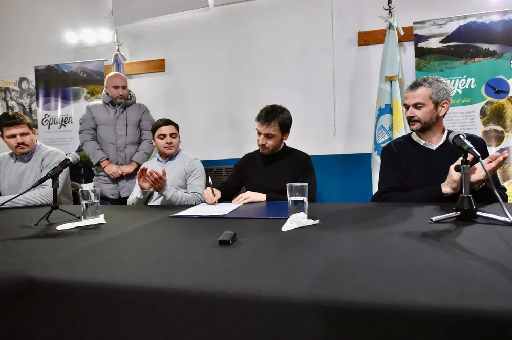 Torres firmó el contrato para el nuevo Hospital Rural en Epuyén