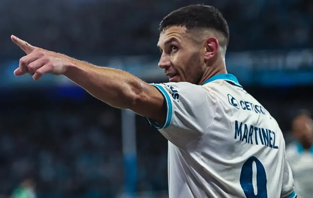 El hattrick de Adrián Maravilla Martínez fue la gran figura de la noche