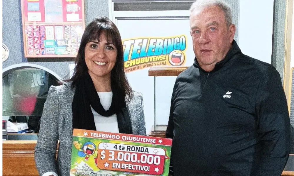 Aidú Iriarte, Delegada de Lotería del Chubut y Raúl Vilar de la agencia ganadora