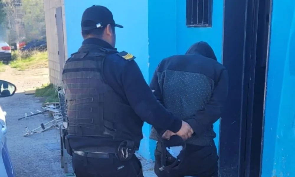 Un ladrón pillado ‘in fraganti’ huyó con televisor y fue detenido en Comodoro