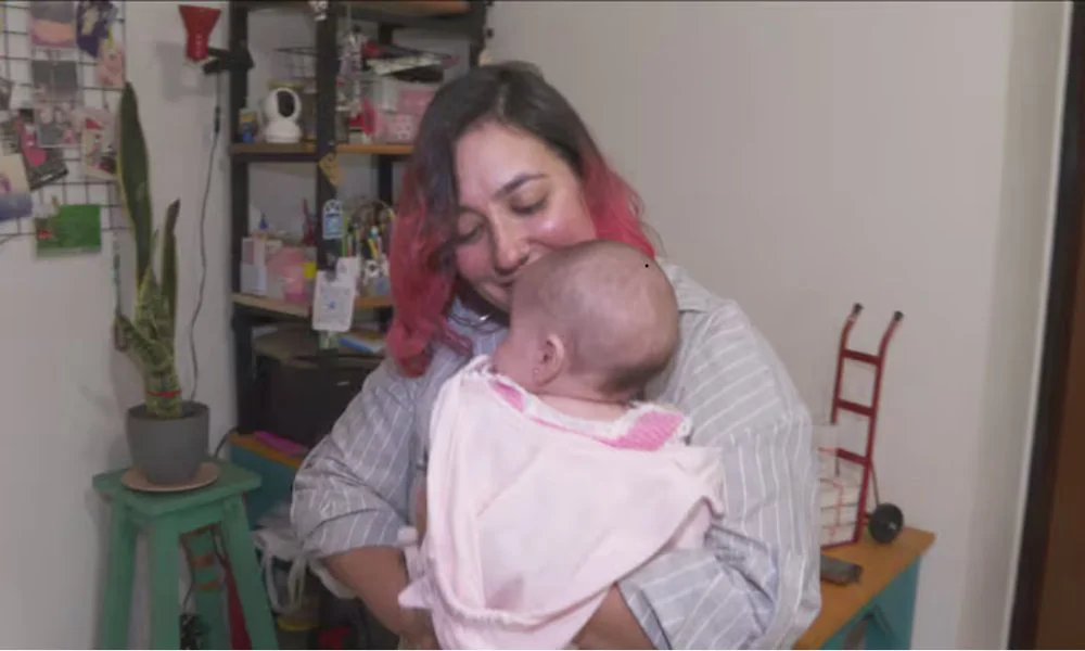 Natalí y su beba. (Foto TN)