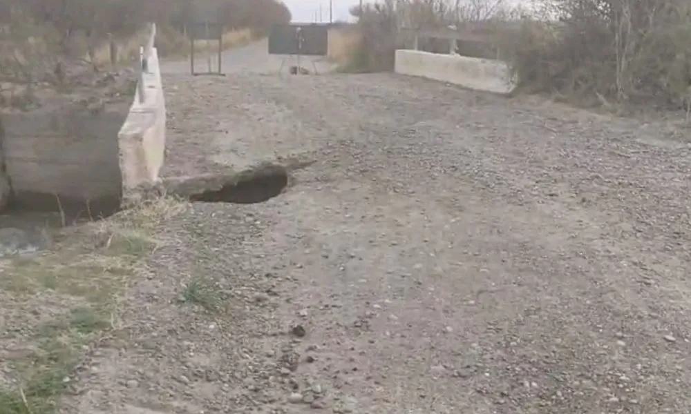 Parte del puente derrumbado