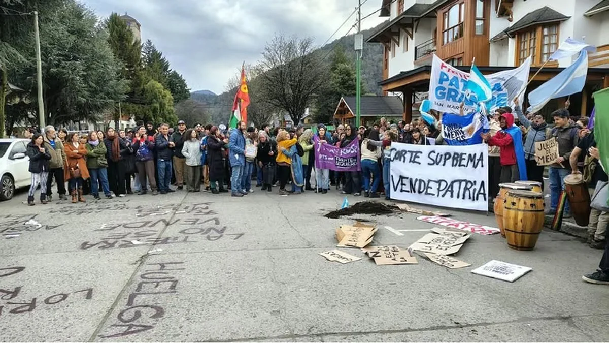Escrache a jueces en San Martín de los Andes. (LMN)