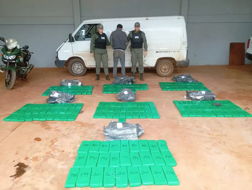 Intentó escapar arrojándose de un furgón en movimiento con casi 190 kilos de marihuana en Misiones