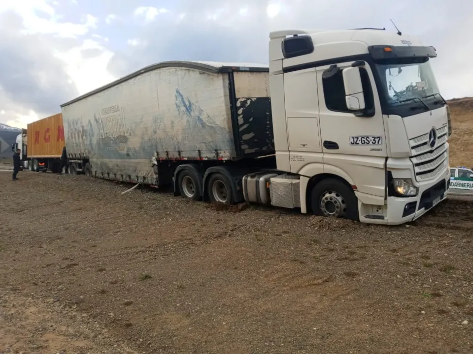 Camión encajado cerca de Leleque