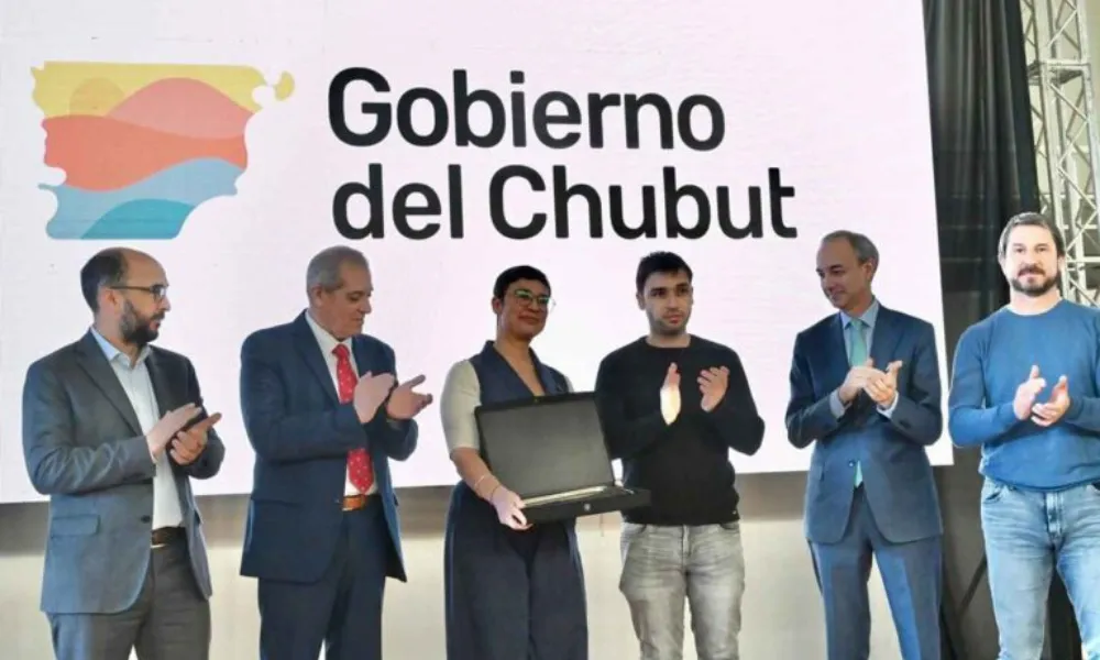 Gobernador Ignacio Torres, junto a Carlos Torrendell y José Luis Punta