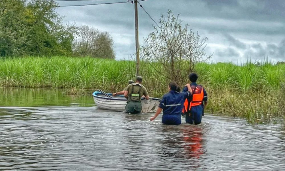 Gendarmería y Bomberos rescataron a una paraja de adultos mayores