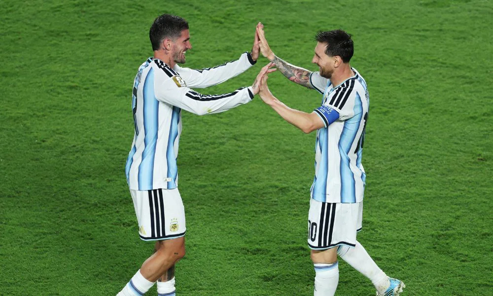 Rodrigo De Paul y Lionel Messi. Foto X @Argentina