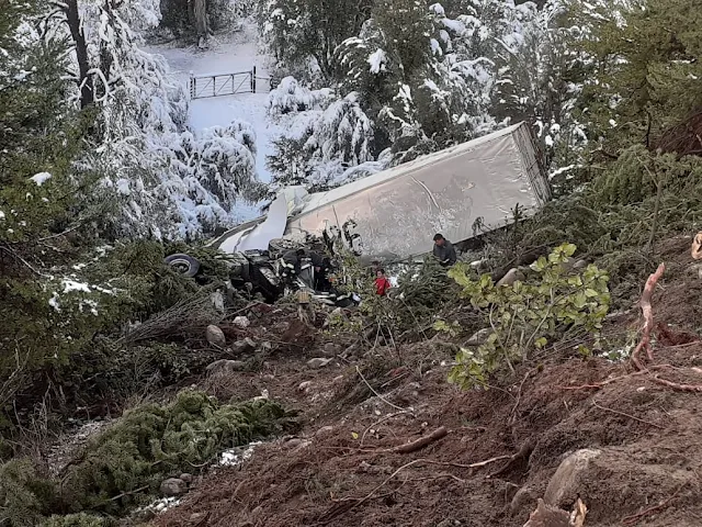 Camión desbarrancado en Bariloche