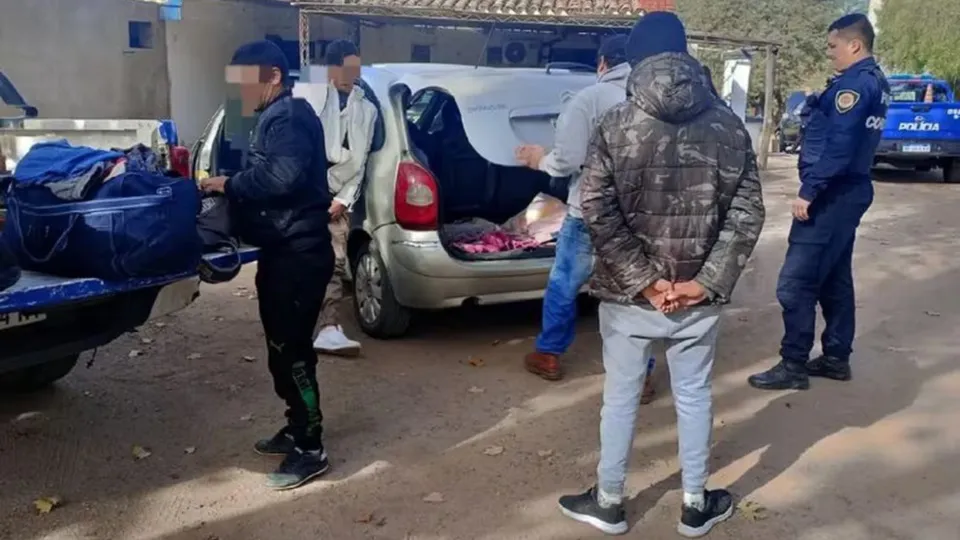 Remisero llevaba a su hija en un baul