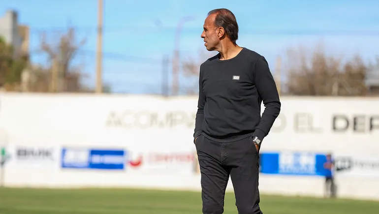 Carlos Fernando Navarro Montoya dejó de ser técnico de Santamarina.