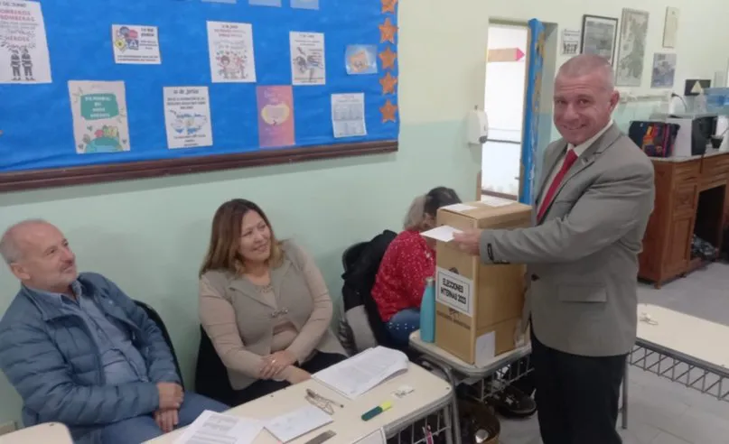 Dario James votando en Gaiman
