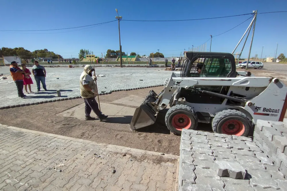 Obras Públicas de Rawson realiza trabajos de adoquinamiento en el Club Defensores de la Ribera