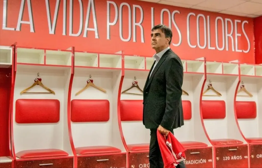 Gustavo Quinteros firmó contrato hasta diciembre de 2026