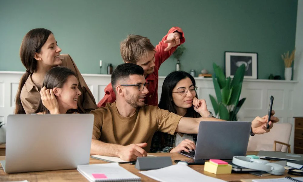 Generación Z en el trabajo. Foto Magnific