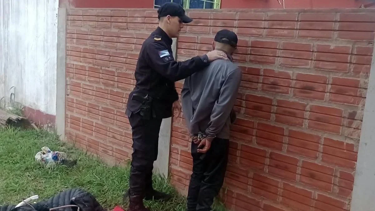Detienen a joven escapando de escuela con televisor y aire acondicionado
