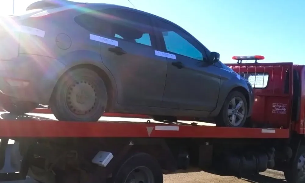 Vehiculo secuestrado por el robo de la agencia en Rawson