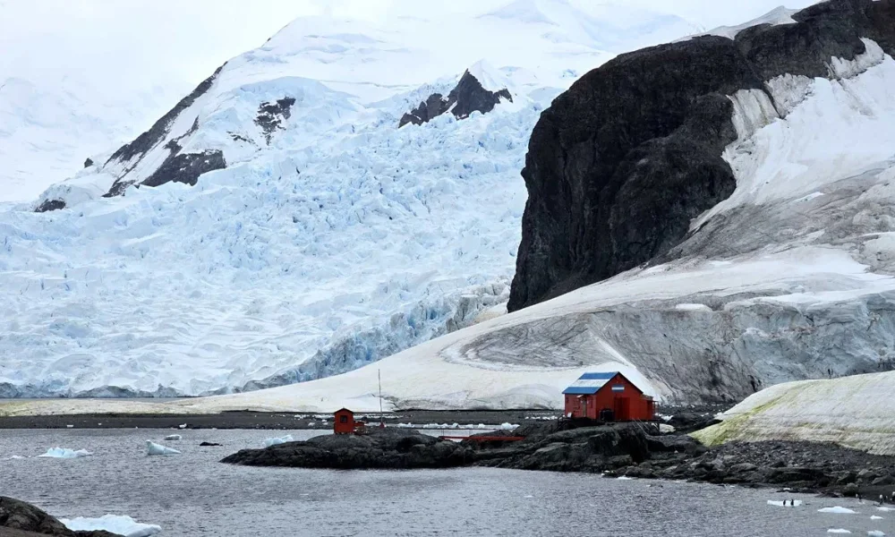 Se retiraron equipos, materiales y también residuos, en un operativo que exige precisión logística.