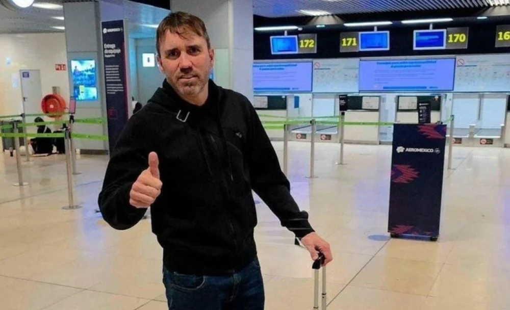 El Chacho llega a las 4.30, firma hasta 2027 y dirige su primera práctica por la tarde.