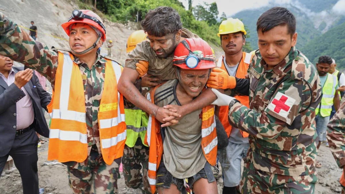 Rescatan con vida a dos trabajadores en Nepal. Foto Rajesh Kumar Singh / AP / LA Times