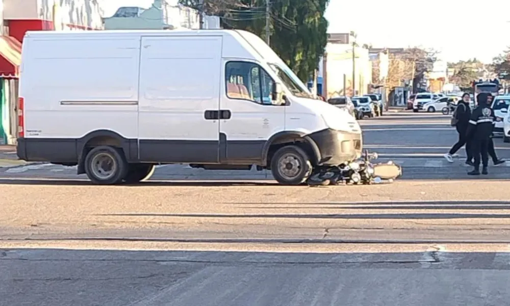 Choque entre una combi y una moto