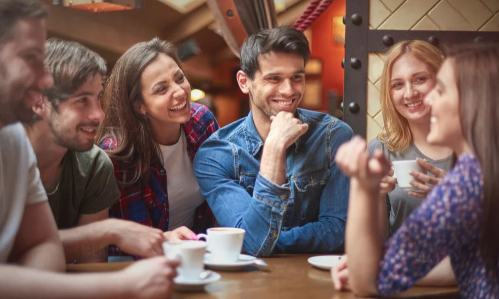 Jóvenes hablando en un café foto ilustrativa  Freepik