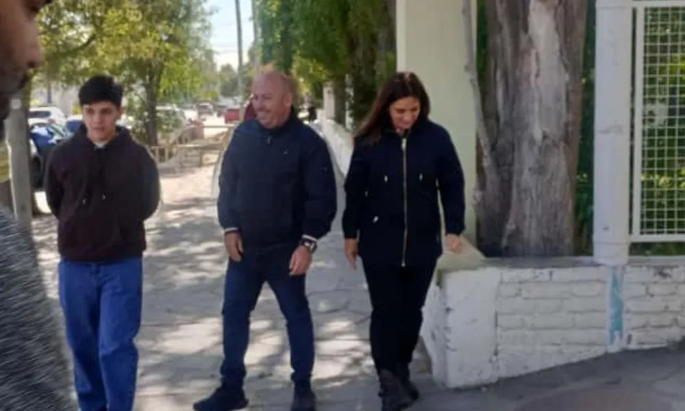 Sastre emitiendo su voto