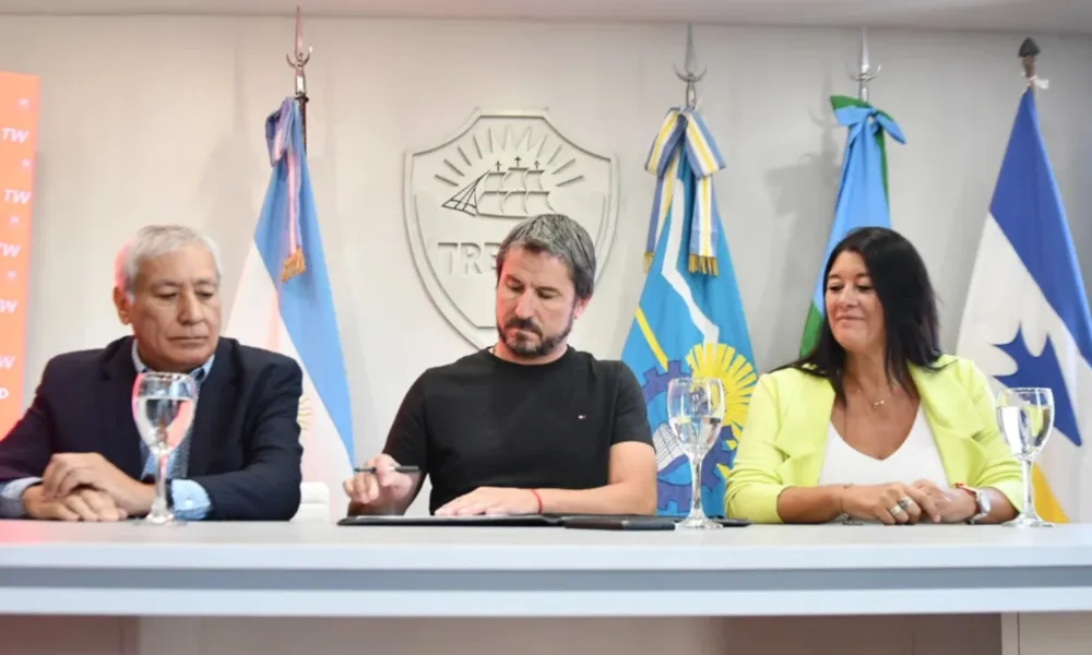 Firma de convenio entre el SEC y el municipio de Trelew
