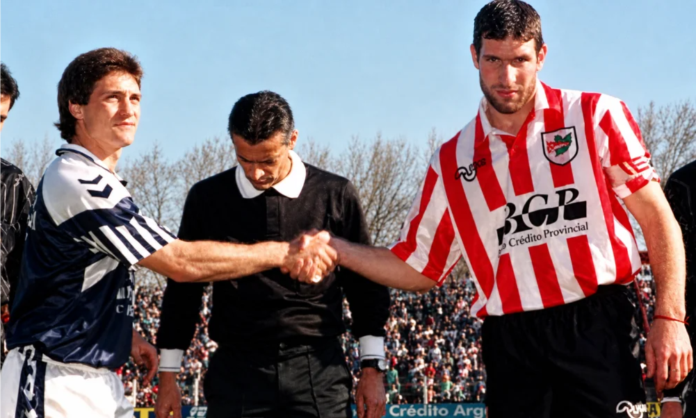 El exgoleador recordó una de las jugadas más violentas del clásico platense.