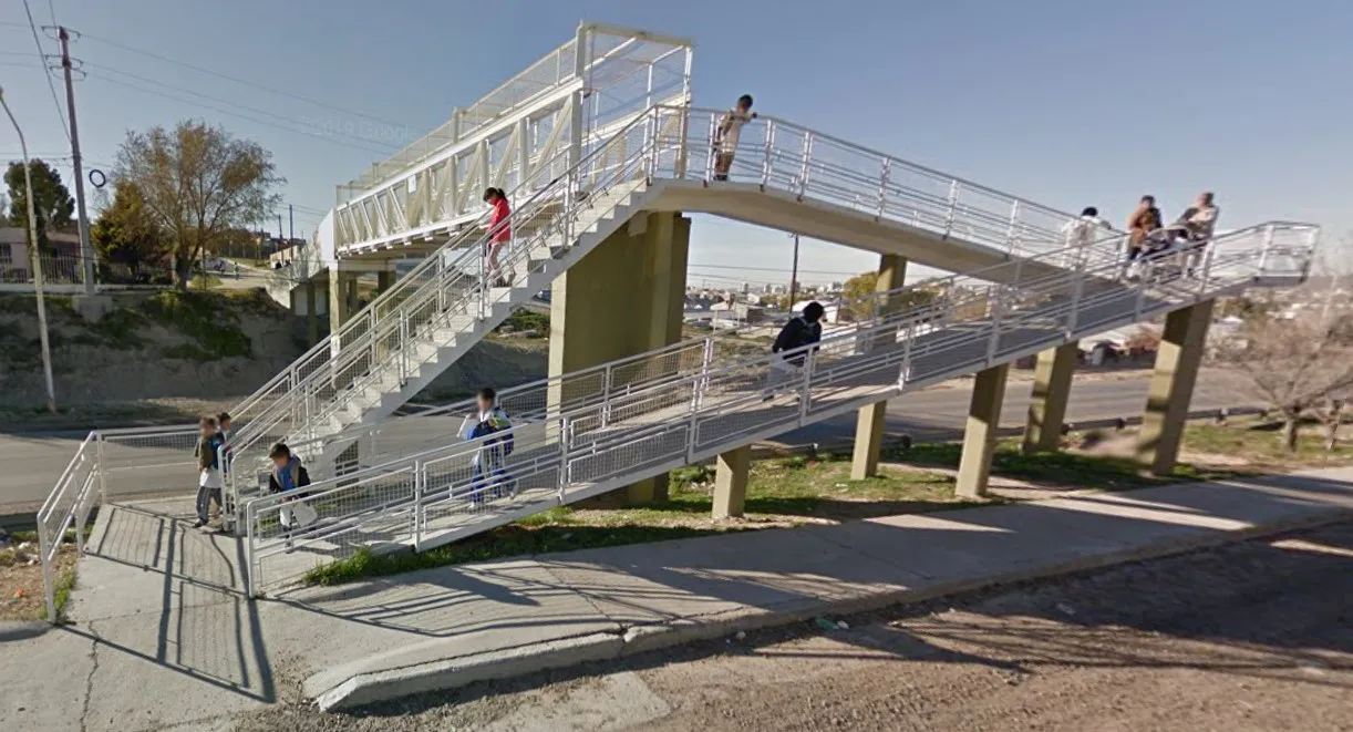 Puente Peatonal sobre Avda. del Trabajo (vista de Google Street)