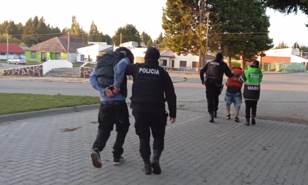Entraron a un patio y la secuencia terminó frente a una comisaría