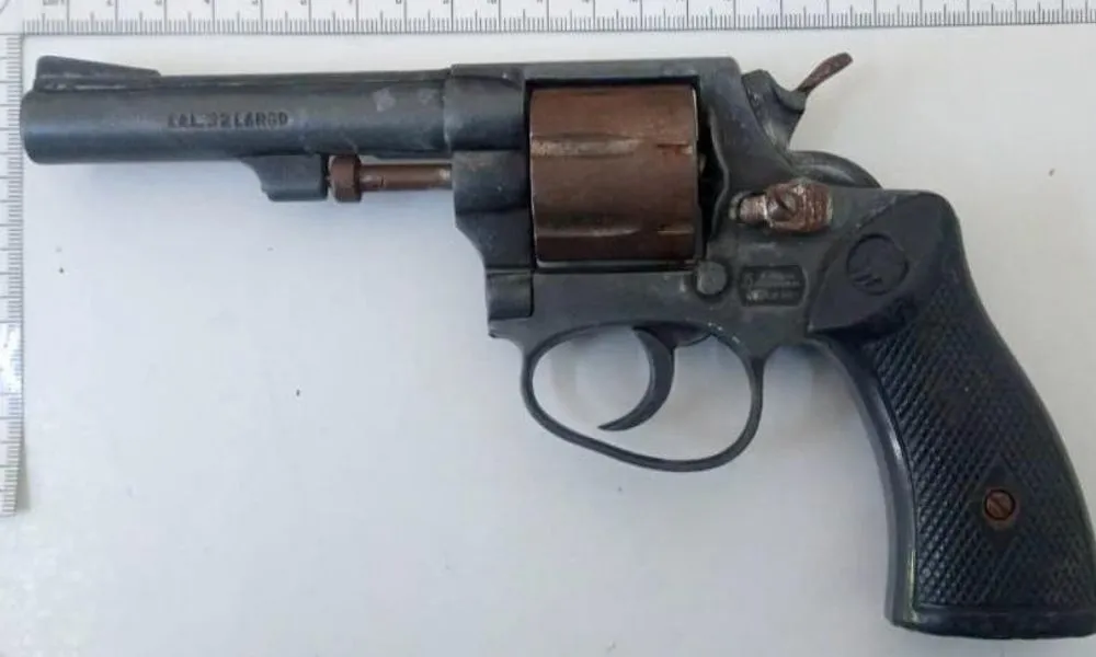 Un hombre fue atrapado armado