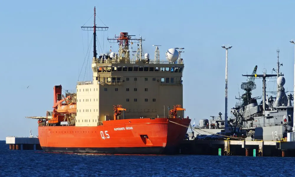 ARA IRIZAR EN EL MUELLE EN MADRYN