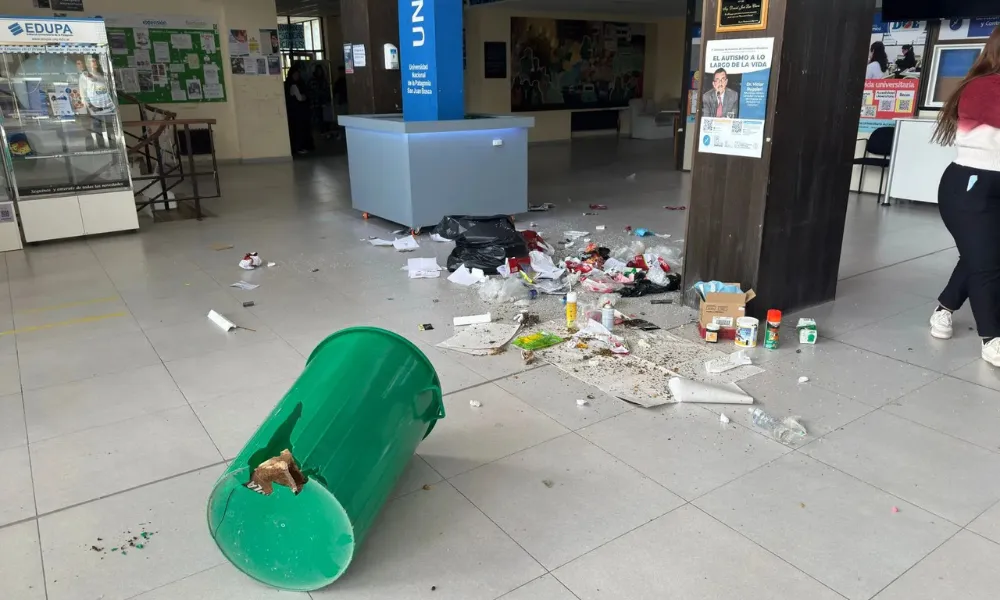 Estudiante arrojo tacho de basura a una auxiliar