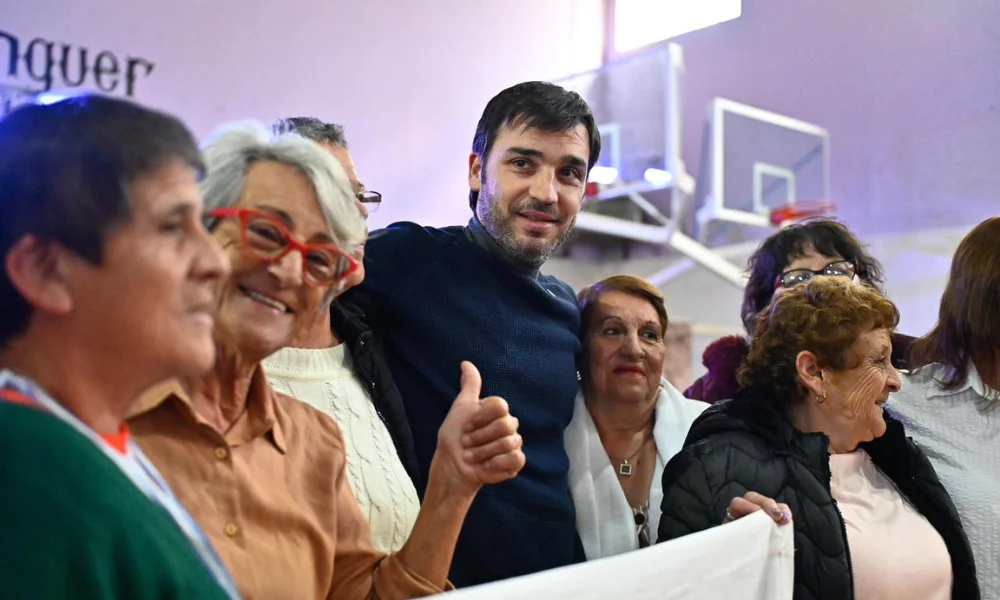 Torres con habitantes de Alto Río Senguer