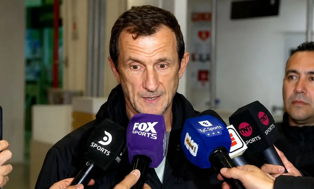 El nuevo entrenador llegó al país, inició reuniones con Juan Román Riquelme.