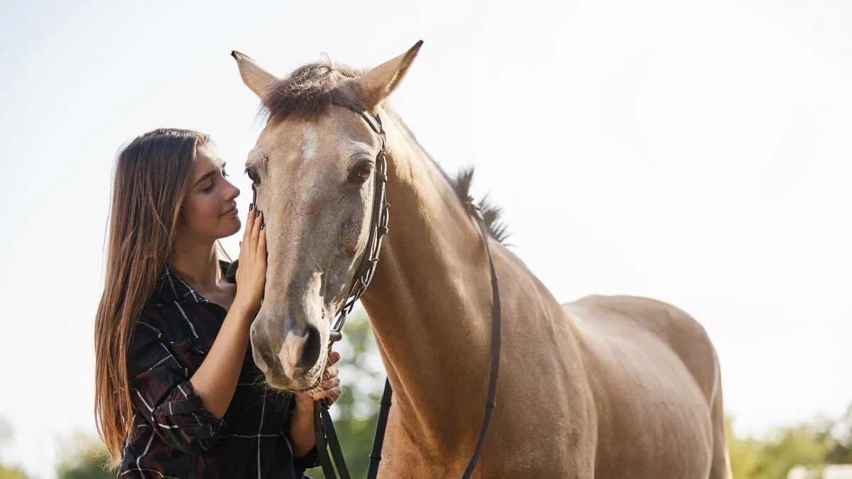 Una mujer y su caballo. Foto Magnific