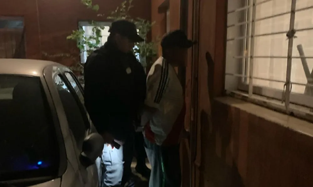 Lo atraparon en el techo con una caja y dijo que era el cuidador