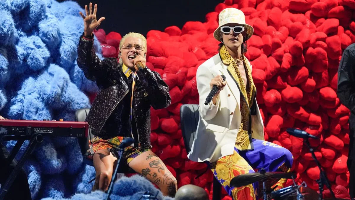 ca7riel-y-paco-amoroso-actuando-en-los-latin-grammy (TN)