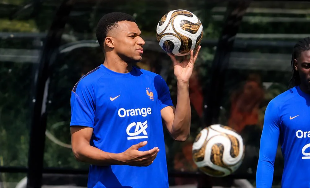 Mbappé observó durante varios segundos el nuevo diseño de la Trionda.