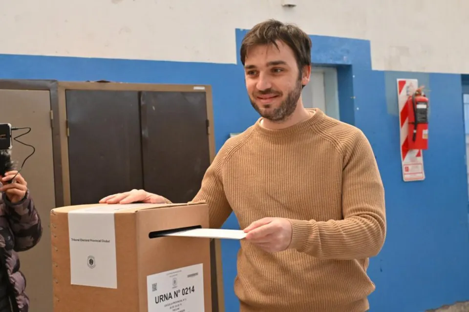 Nacho Torres votó escuela 5-