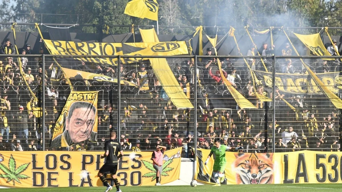 Hinchada Deportivo Madryn. Foto @lautarocha.ph.