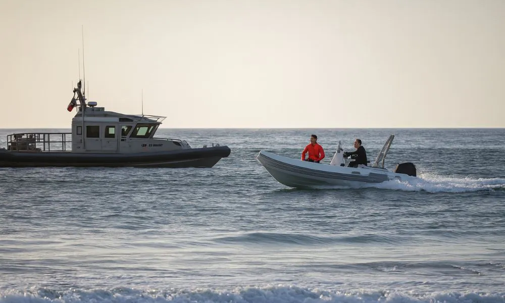 Buscan a joven argentino arrastrado por el mar en Chile. Foto: Diario Huarpe. Mejorada con IA por #LA17