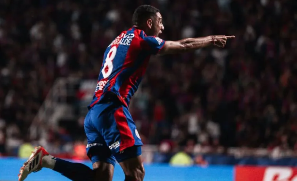 El equipo de Álvarez volvió a ganar tras cinco fechas en un partido cambiante.